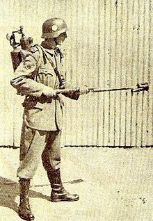 Argentinischer Soldat mit DGFM flamethrower.jpg