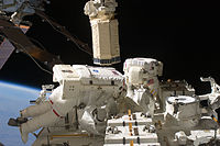 Томас Маршбёрн (слева) и Кристофер Кэссиди во время пятого выхода в открытый космос.
