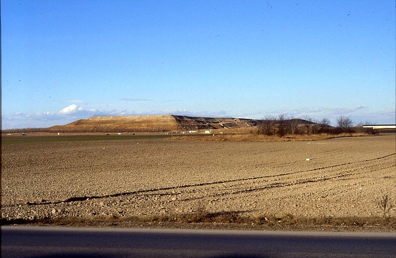 File:B190R02000290 Bereich vor dem Bau einer landwirtschaftlichen Versuchsanstalt (heute AGES), Breitenleerstrasse Blick Richtung Norden Deponie Rautenweg.jpg