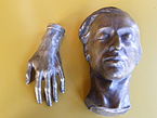 Le masque mortuaire de Frédéric Chopin et le moulage d'une de ses mains - Britain Loves Wikipedia (Collection ID: GLAHM 112085 & 112086)