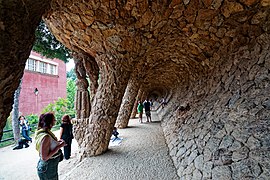 Barcelona - Parc Güell - View SW on La Bugadera (Parc Güell) & Viaducte Güell (Parc Güell) 01.jpg