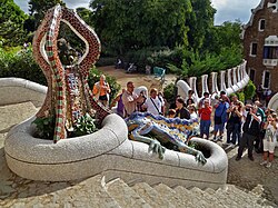 Gent fotografiant el drac del Parc Güell. El mateix tema de la proposta de més amunt canviant el monument: gent admirant les meravelles de la ciutat.