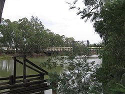 The lift span bridge over the Murray River to Koondrook, Victoria BarhamBridge.JPG