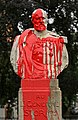 Het Monument Generaal Storms in Brussel besproeid met rode verf, symbool voor het bloed van het Congolese volk