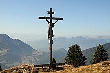 L Crist de Sëusas sul col de la Crujëta, scultura de Peristi-Walpoth