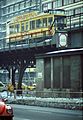 Straßen­bahn­wagen auf den Hochbahn­gleisen, 1979