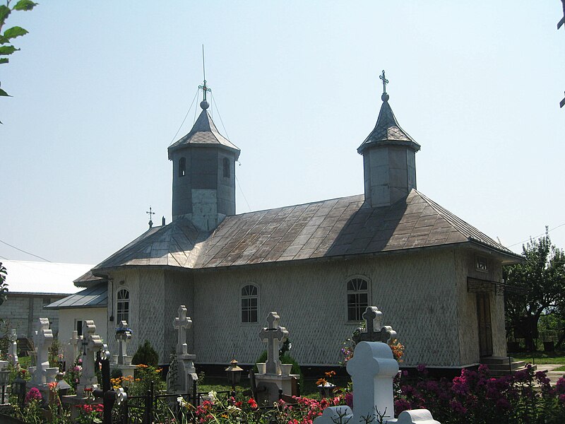 File:Biserica de lemn din Cornu Luncii1.jpg