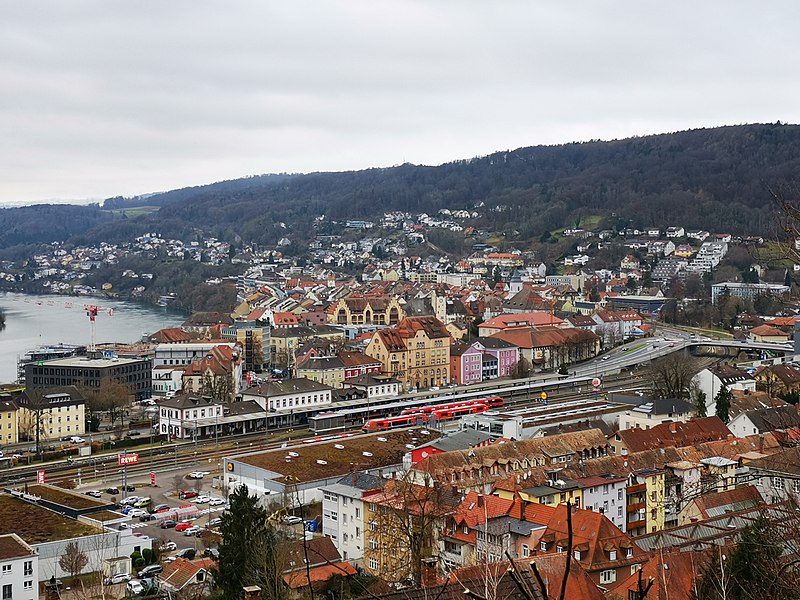 File:Blick auf Waldshut mit Bahnhof © Leah Raatz.jpg