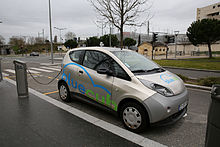 Bluecar en charge devant la station de Mérignac-Arlac