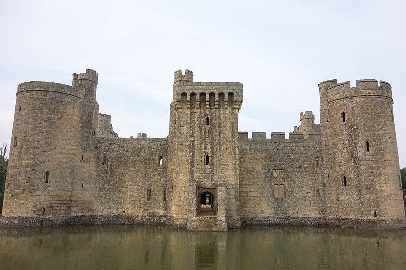 File:Bodiam Castle (15159658979).jpg