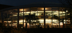 Biblioteca pública de Boulder en la noche.png