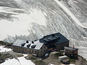 Braunschweiger Hütte with Mittelbergferner