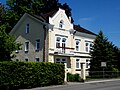 Villa in der Sonnenwiechser Straße 21 in Bruckmühl, Landkreis Rosenheim, Regierungsbezirk Oberbayern, Bayern. Als Baudenkmal in der Bayerischen Denkmalliste aufgeführt. Laut Denkmalliste erbaut um 1900.