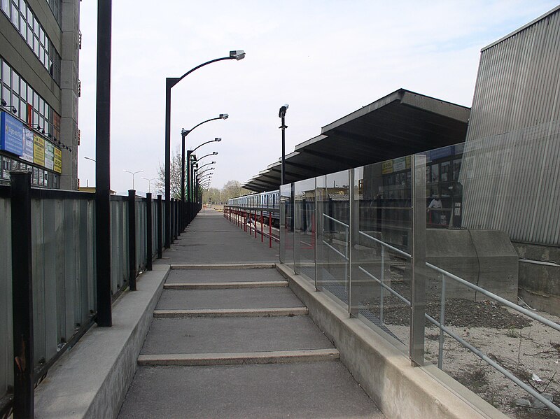 File:Budapest metró M2, Örs vezér tere, 2.jpg