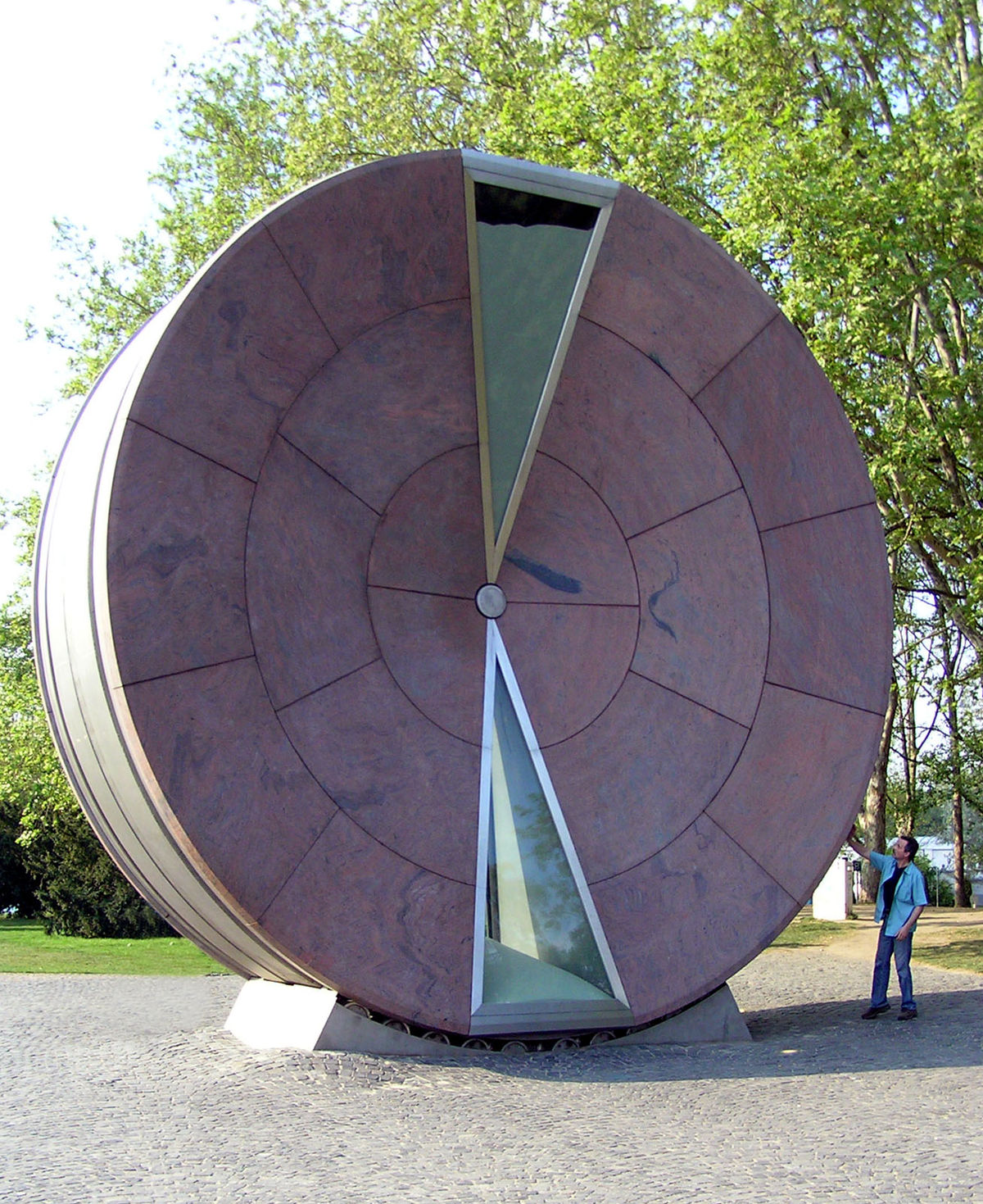 https://upload.wikimedia.org/wikipedia/commons/thumb/1/17/Budapest_timewheel_02.jpg/1200px-Budapest_timewheel_02.jpg