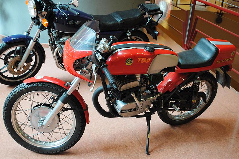 File:Bultaco TSS vs Benelli.JPG