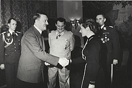 Hanna Reitsch bei Hitler (1941). Below als Adjutant links.
