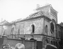 Svart-hvitt fotografi av synagogen på Herzog-Rudolf Strasse i München etter at den ble brent ned