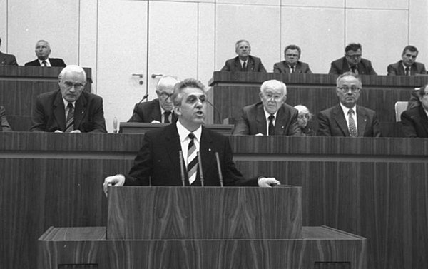 Krenz addressing the Volkskammer on 24 October 1989.