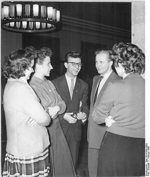 File:Bundesarchiv Bild 183-61950-0004, 1. Konferenz junger Arbeiter und Aktivisten zur Verwirklichung des Chemieprogramms.jpg