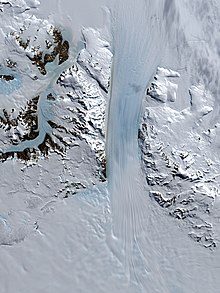 Vista satelital del glaciar Byrd, una corriente de hielo que corta la cordillera perpendicularmente