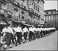 Stoupenci nacismu pochodují ulicemi Salzburgu, březen 1939