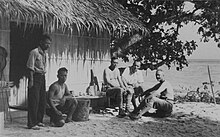 COLLECTIE TROPENMUSEUM Mannen bij een hut op het strand van Trouwers-eiland (Poelau Tindjil) TMnr 60044113.jpg