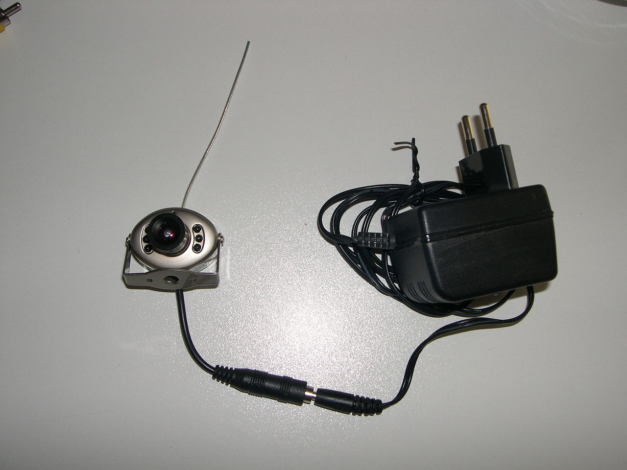 File:Camera sans-fil 1.2 GHz.jpg - Wikimedia Commons