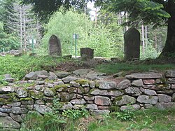 Muraille et stèles funéraires au Camp celtique de la Bure