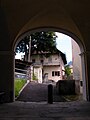 Campo Vallemaggia. La maison Pedrazzini «ad Fontem» vue du porche de l'oratorio di San Giovanni Battista.