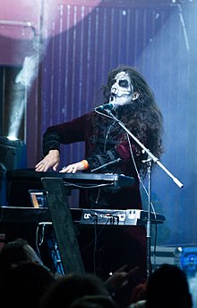 Leipzig, Almanya'da Wave-Gotik-Treffen 2016'da Carach Angren ile performans sergileyen Ardek'in görüntüsü.