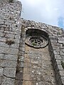 Vista exterior con rosetón del lado de la epístola del w:es:Monasterio de San Lorenzo de Carboeiro, en la provincia de Pontevedra, España.