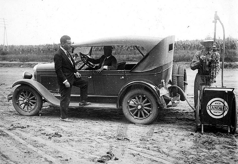 File:Cargando combustible ruta argentina.jpg