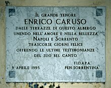 Gedenktafel für Caruso am Eingang zum Grand Hotel Excelsior Vittoria in der Altstadt von Sorrent