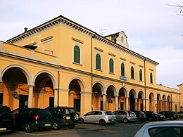 Castel San Giovanni - stazione ferroviaria - lato strada.jpg