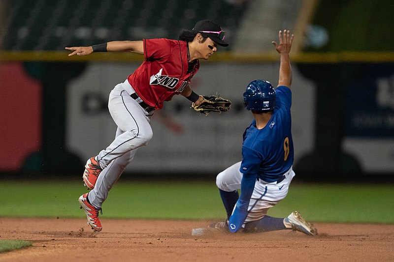 File:Castillo getting caught in a strike-em-out-throw-em-out in the 9th.jpg