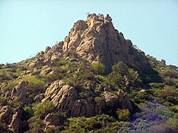 Escorpión Peak (también conocido como Castle Peak) (1,475 pies / 450 m): vista de la cara este desde West Hills.