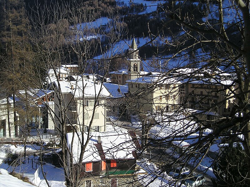 File:Centro del paese di Aprica.jpg