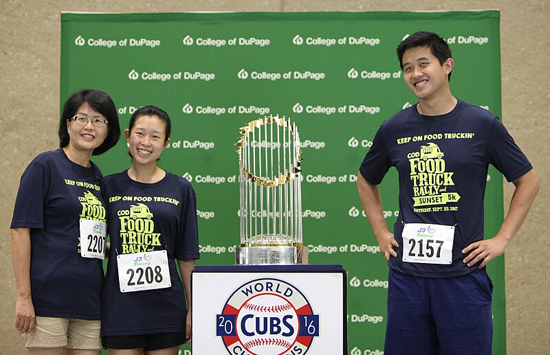 File:Chicago Cubs Championship Trophy Visits COD Food Truck Rally-Sunset 5K 2017 125 (37261390752).jpg