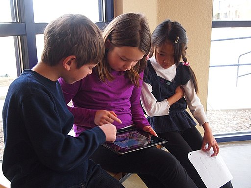 Children playing a game on an iPad / Actionspiele