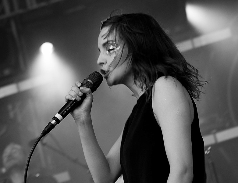 File:Chvrches At the SPIN at Stubb's Party, SXSW, Austin, Texas 2016-0088 (33853979991).jpg
