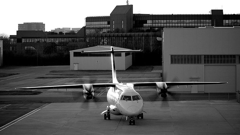 File:Cirrus Mannheim City Airport.jpg