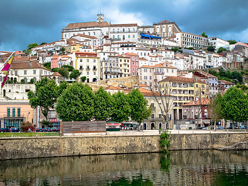Coimbra: Blick auf Rio Mondego und den Stadtteil Alta mit der Universität auf dem Berggipfel