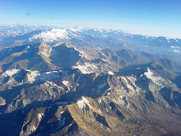 Vue aérienne de la Cordillère des Andes, en été, entre Santiago de Chile et Mendoza.