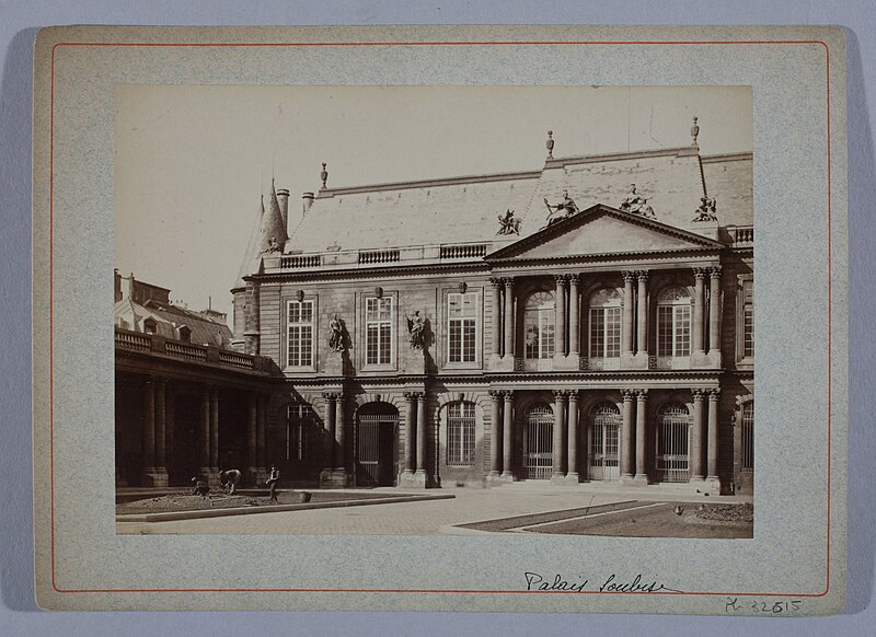 File:Cour d’honneur, façade, palais Soubise (hôtel de Soubise), rue des Francs-Bourgeois, 3ème arrondissement, Paris. PH32615.jpg