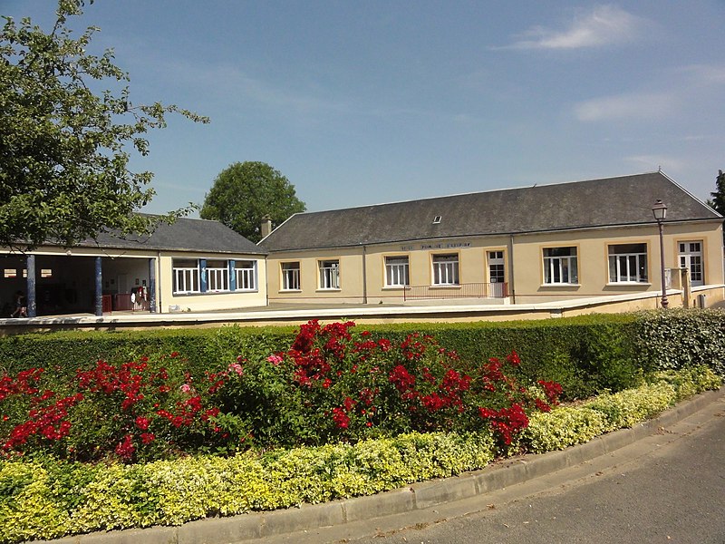 File:Courgains (Sarthe) école.jpg