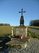 Croix de Saint Léobon sur son socle, entre les villages de Lascougiraud et La Chaise-Nadaud.
