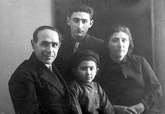 Դանիել Ղազարյանը իր ընտանիքի հետ. կնոջ՝ Կատարինե Մելիքսեթյանի և որդիների՝ Գևորքի և Լեինադի հետ, 1934 թ.