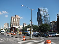 Utsikt over Delancey Street vestover fra krysset med Suffolk Street