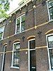 Winkelwoonhuis, onderdeel van het blokje met een winkel en woningen, deels beneden- en bovenwoningen, in 1903 gebouwd door meester-metselaar en aannemer Mels Meyer, in een traditionalistische bouwtrant met invloeden van de Nieuwe Kunst. Het pand is van belang als onderdeel van het blokje Oosteinde 144 t/m 150 dat als blokje van algemeen belang is voor de gemeente Delft vanwege de architectuurhistorische en cultuurhistorische waarde.